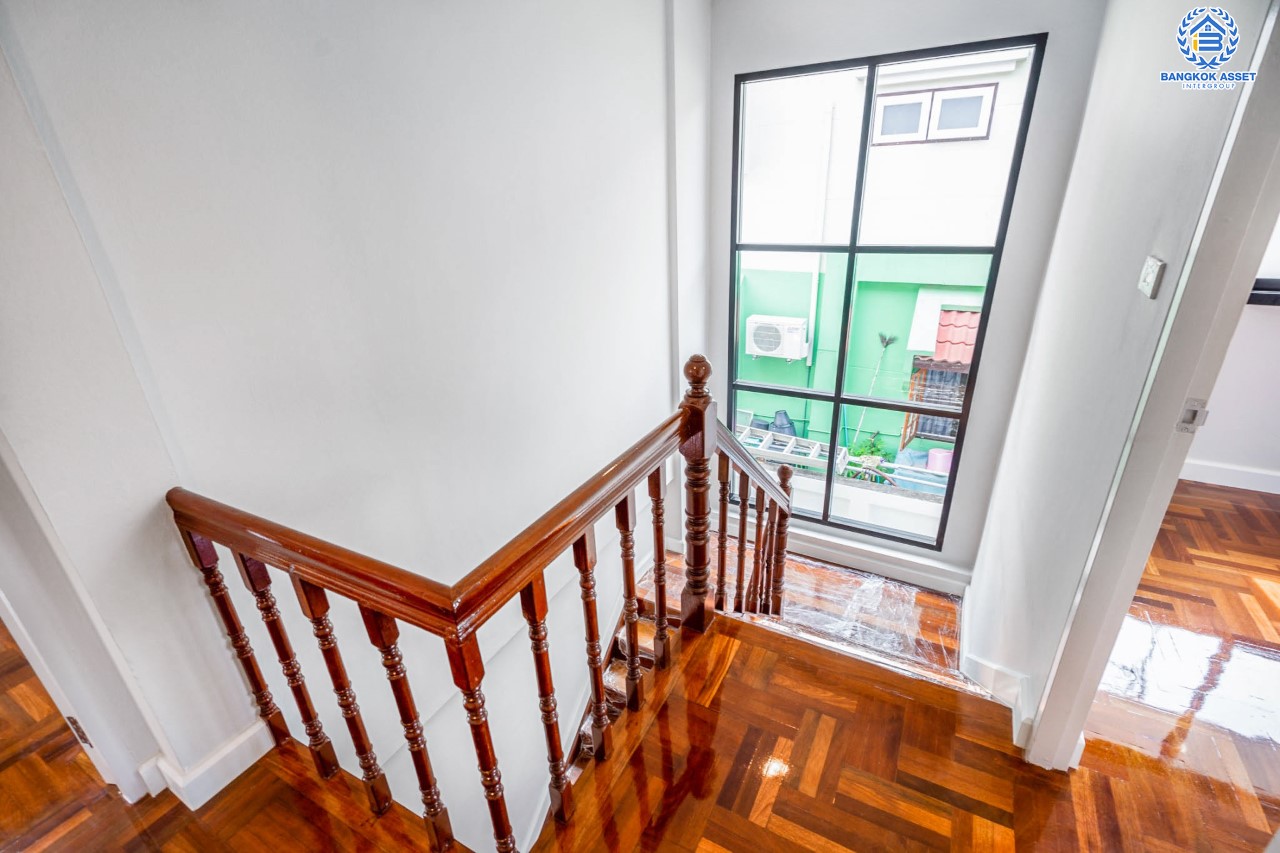 บ้านมือสองตกแต่งใหม่ ม.ลานทอง ติวานนท์-ปากเกร็ด เนื้อที่ 54 ตร.ว. ฟังก์ชัน 3 ห้องนอน 2 ห้องน้ำ บนทำเลทองเดินทางสะดวกติด ถ.ติวานนท์ ใกล้ห้าแยกปากเกร็ด เมืองทองธานี ทางด่วน, เซ็นทรัลแจ้งวัฒนะ และรถไฟฟ้าสายสีชมพู (สายอนาคต) "สถานีปากเกร็ด"